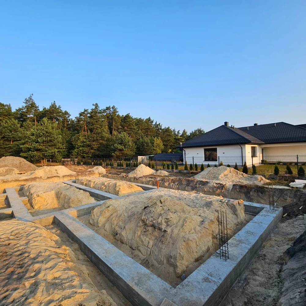 Zbrojone ławy fundamentowe i wykopy na piasku wykonane jako Fundamenty tradycyjne pod dom jednorodzinny