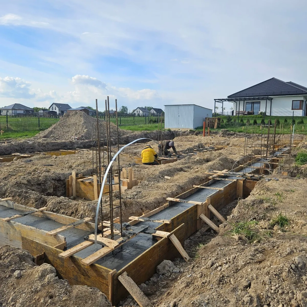Przygotowanie wykopów i deskowanie fundamentów tradycyjnych z widoczną zbrojoną konstrukcją