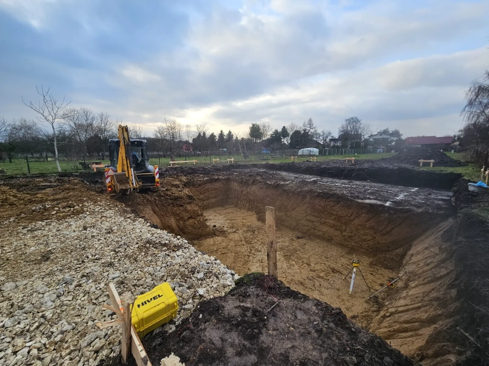Wykop pod fundament z koparką na placu budowy – Roboty ziemne