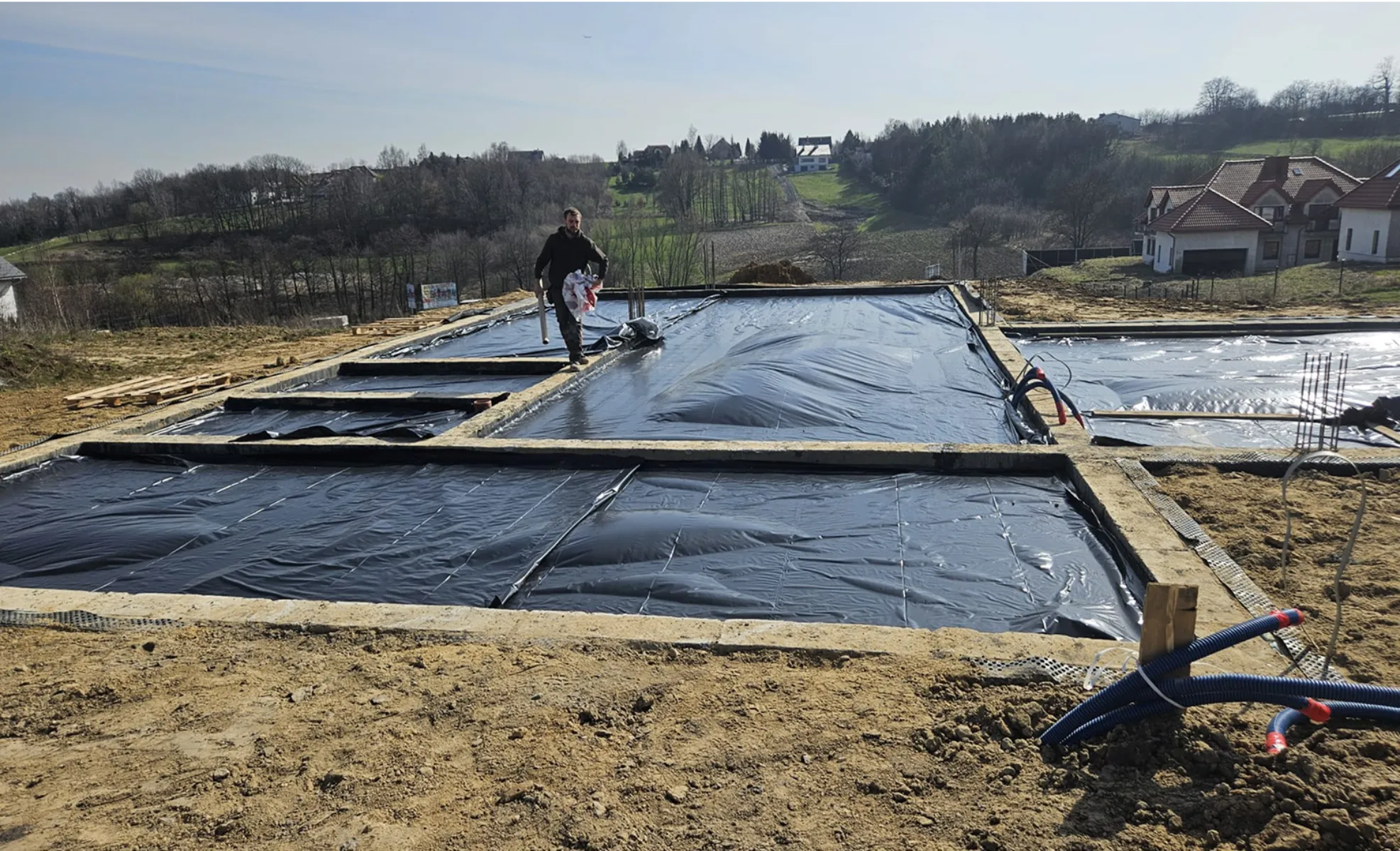 Przygotowana płyta fundamentowa z czarną folią przeciwwilgociową